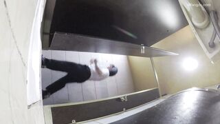 KTV酒吧廁拍美女尿尿 牛仔褲靚妹不小心弄髒了內褲