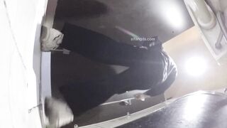 KTV酒吧廁拍美女尿尿 牛仔褲靚妹不小心弄髒了內褲