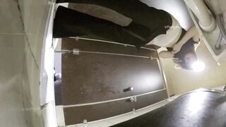 KTV酒吧廁拍美女尿尿 牛仔褲靚妹不小心弄髒了內褲