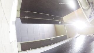 KTV酒吧廁拍 後拍顏值還不錯的美女尿尿
