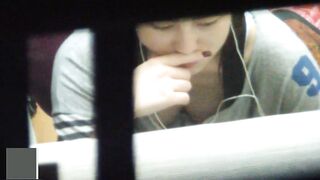 房東窗外偷拍美女租客的私密生活