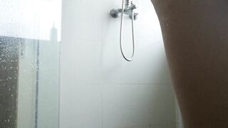 表面是男友的乖女友 背地裡卻被想要被更多人幹 刮毛+灌腸初體驗