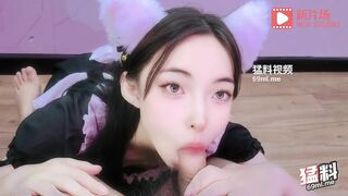 胖哥週末在床上打手槍被在窗簾後面幹活的女僕出來撞見，羞澀女僕第一次跟我發生關係網紅檸檬醬