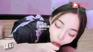 胖哥週末在床上打手槍被在窗簾後面幹活的女僕出來撞見，羞澀女僕第一次跟我發生關係網紅檸檬醬