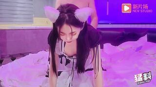 胖哥週末在床上打手槍被在窗簾後面幹活的女僕出來撞見，羞澀女僕第一次跟我發生關係網紅檸檬醬