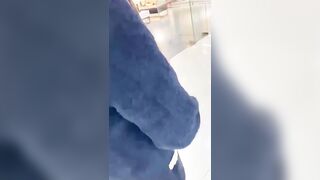 表妹終於放假 帶她去買幾件衣服 在更衣室看見她完美的身材沒忍住在裡面啪啪