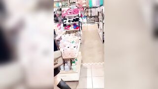 表妹終於放假 帶她去買幾件衣服 在更衣室看見她完美的身材沒忍住在裡面啪啪