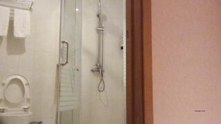 身材很棒的正妹在浴室門口做愛