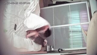 酒店偷拍年輕情侶做愛 女孩水很多 每次啪啪很大的水聲