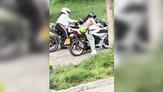 機車美女不雅視訊 滴蠟顏射 人前露出 騷到極致